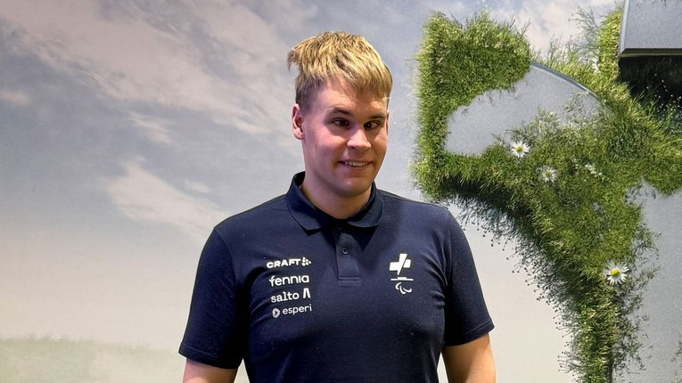 Tuomas Halonen hymyilemässä kameralle.